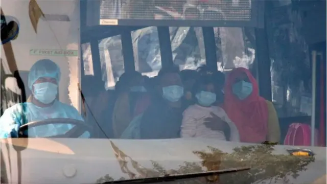 গত বছর মহামারির শুরুতে চীনফেরত বাংলাদেশিদেরও বাসে করে আশকোনার হজ্ব ক্যাম্পে নিয়ে যাওয়া হয়।