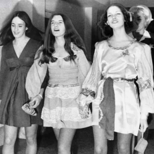 Susan Atkins, Patricia Krenwinkel e Lesli Van Houten de mãos dadas durante os julgamentos pelos assassinatos de agosto de 1969