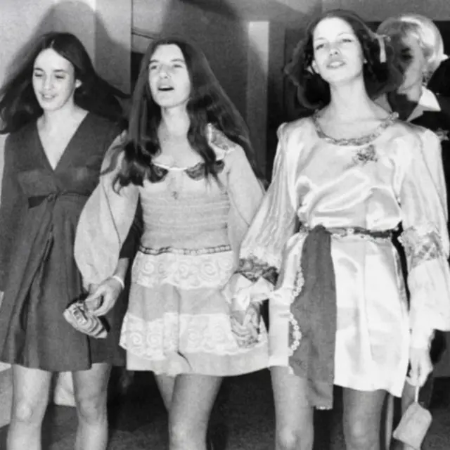 Susan Atkins, Patricia Krenwinkel e Lesli Van Houtencodigo promocional b2xbetmãos dadas durante os julgamentos pelos assassinatoscodigo promocional b2xbetagostocodigo promocional b2xbet1969