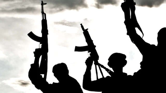 Hommes armés silhouettés - photo générique