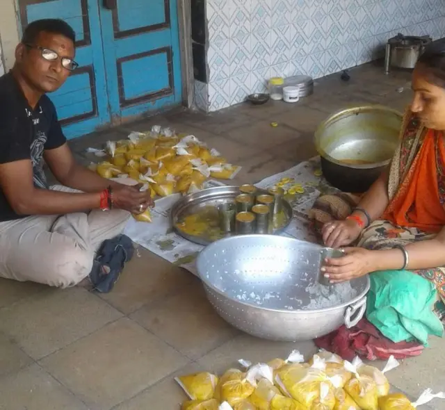 દિનેશ મૈસુરિયા અને તેમના પત્નીની તસવીર