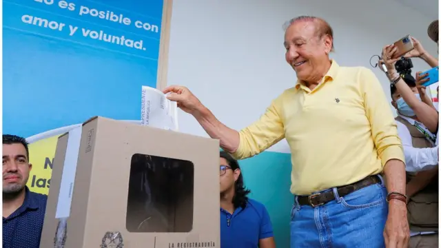 Rodolfo Hernández votando en la primera vuelta.