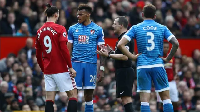 Tyrone Mings của Bournemouth va chạm với Zlatan Ibrahimovic của Manchester United trong trận ngày 4/3
