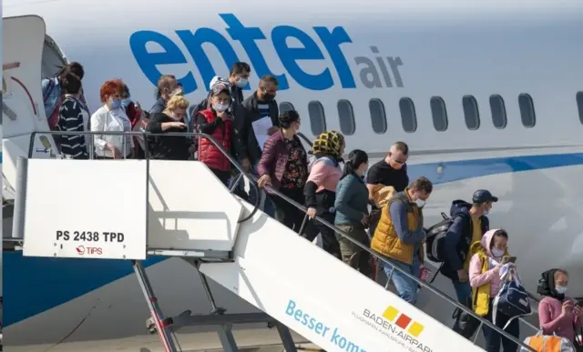 کارگران فصلی که با وجود محدودیت‌ها از رومانی به آلمان رفتند