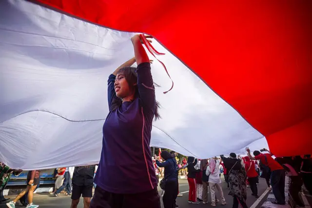 Sekitar 3.500 orang berpartisipasi dalam pawai membawa bendera Indonesia sepanjang 500 meter di Bogor, Jawa Barat, pada 9 Agustus 2026, sebagai bagian dari rangkaian perayaan HUT ke-81 Kemerdekaan Indonesia yang akan berlangsung pada 17 Agustus.