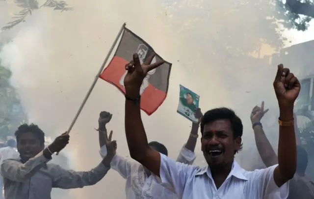 2011  தேர்தல் முடிவுகள் வெளியான போது அதனைக் கொண்டாடும் அதிமுக தொண்டர்கள் (கோப்புப்படம்)