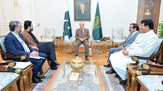 وزیر اعظم شہباز شریف کی وزیر اعلیٰ خیبر پختونخوا سہیل آفریدی سے ملاقات۔ رانا ثنا اللہ، امیر مقام اور مزمل اسلم بھی موجود ہیں