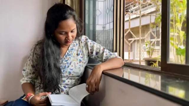 देविकाने त्यावेळी अटक झालेला दहशतवादी अजमल कसाब विरोधात न्यायालयात साक्ष दिली होती.