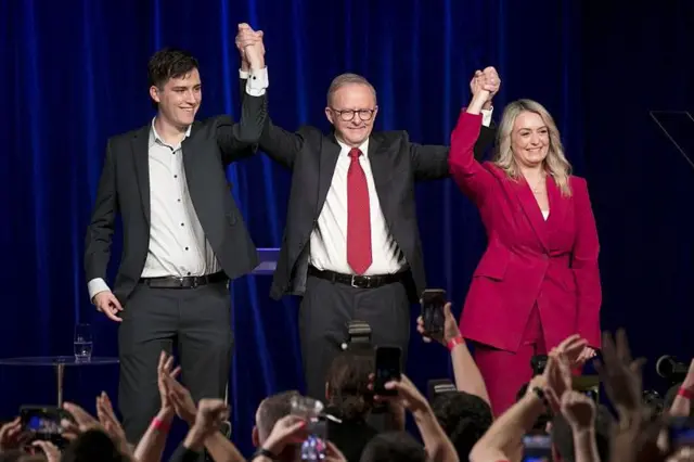 Anthony Albanese, primer ministro de Australia, en el centro, junto a su pareja y su hijo.