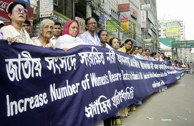 ২০০৪ সালে সংবিধানের চতুর্দশ সংশোধনী এনে সংসদে সংরক্ষিত আসন সংখ্যা বাড়িয়ে ৪৫টি করার প্রতিবাদে কর্মসূচি পালন করতে দেখা যায়