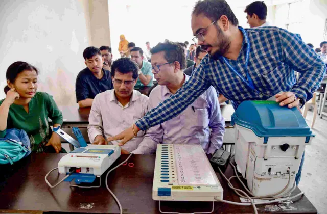 নির্বাচনী কর্মকর্তারা ভোটগ্রহণ পর্বের আগে ইলেকট্রনিক ভোটিং মেশিন (ইভিএম) প্রস্তুত করছেন — ফাইল ছবি।
