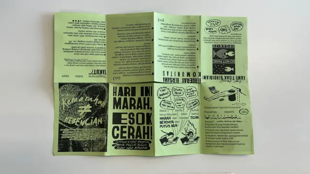 Zine lipat yang disebarkan Berhak Bergerak ketika memprotes penghentian bus Trans Metro Dewata.