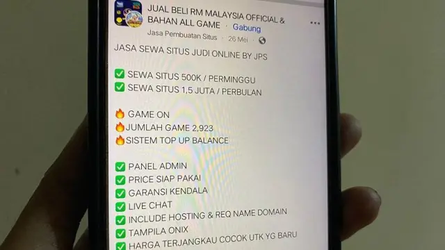 Sebuah akun di Facebook menawarkan jasa sewa situs judi online. 