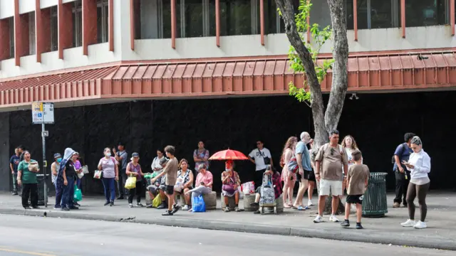 夏威夷檀香山街头民众在海啸警报发布后聚集在巴士站等候乘车（29/7/2025）