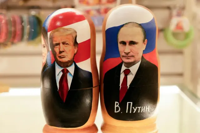 Moskova'daki bir pazarda satılan Putin Trump matruşka bebekleri. 