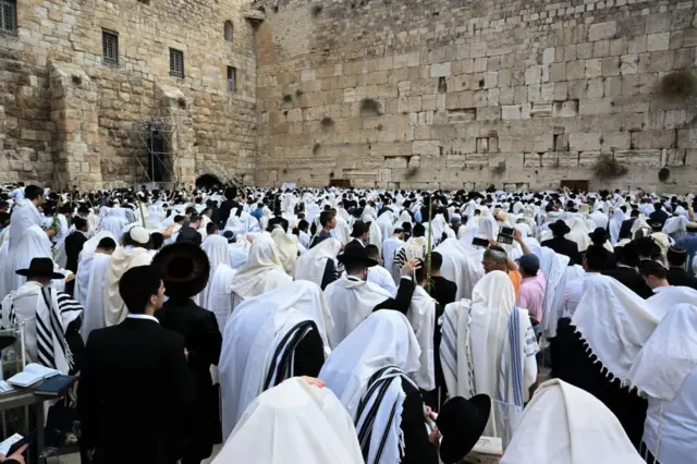 مشاركون في صلوات تلمودية عند الحائط الغربي بمناسبة عيد العرس