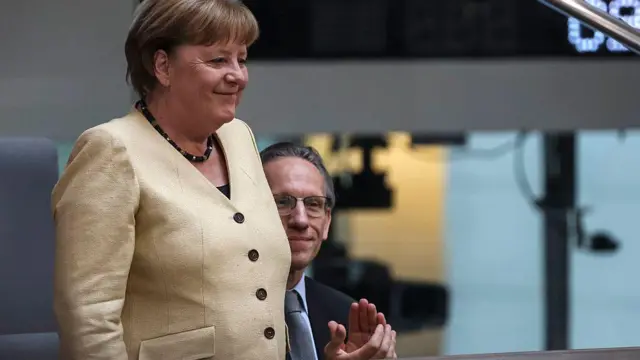 Angela Merkel em sessão do Bundestag