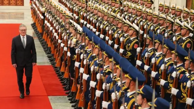 Starmer Pekin'deki Büyük Halk Salonu'nda askeri bir törenle karşılandı