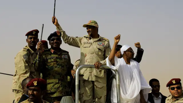 الفريق محمد حمدان دقلو مع بعض مقاتلي قوات الدعم السريع