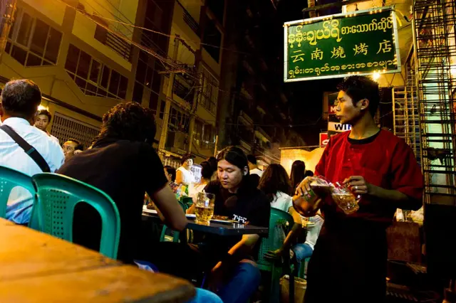 ရန်ကုန်မြို့က အရက်၊ ဘီယာရောင်းချတဲ့စားသောက်ဆိုင်တစ်ခုရဲ့ ညမြင်ကွင်း(ပုံဟောင်း)