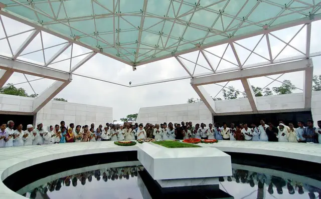 এই কবরের পাশেই দাফন করা হবে খালেদা জিয়াকে (ফাইল ছবি)