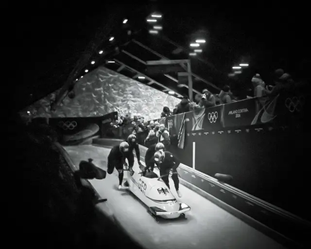 Четверо бобслеистов разгоняют боб