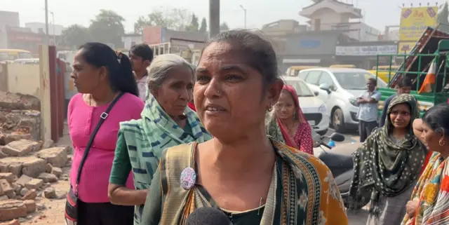 અમદાવાદ, ડિમોલિશન, ગુજરાત, બીબીસી ગુજરાતી લગભગ 20 બુલડોઝર અને 500થી વધુ પોલીસકર્મીઓ સાથે કાર્યવાહી શરૂ કરવામાં આવી હતી. ઘણા લોકો પોતાનાં તૂટી રહેલાં ઘરમાંથી જે શક્ય હોય તે બચાવવા દોડતા પણ દેખાયા હતા.