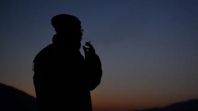चुरोट सेवन गर्दै एक युवक