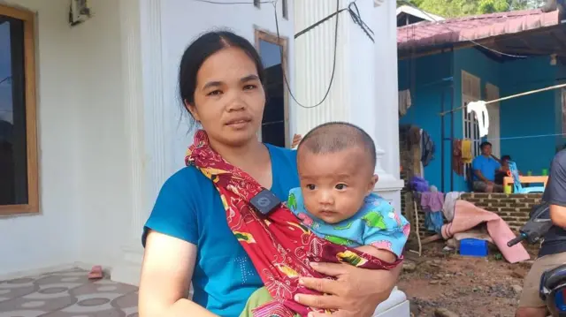 Noverlinda Waruwu bersama bayinya menjadi penyintas bahala banjir dan longsor yang terjadi di Hutanabolon, Tukka, Tapanuli Tengah pada akhir November lalu.