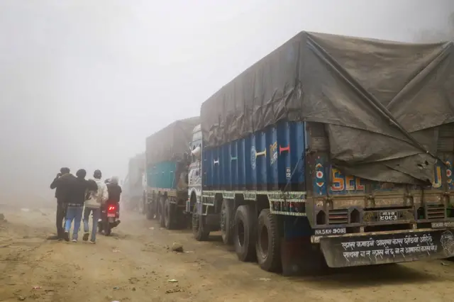 दाउन्ने क्षेत्रमा सडक अवरुद्ध भएपछि राजमार्गमा अलपत्र परेका ट्रकहरू