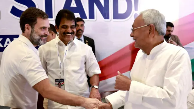 विपक्ष के गठबंधन में क्या चल रहा है इसपर हर किसी के अपने दावे हैं.