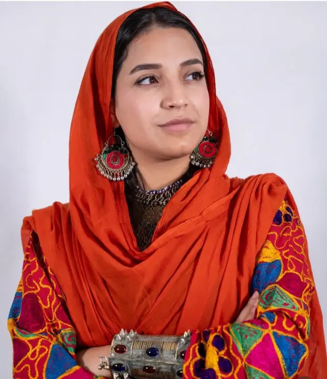 افغانه ښځه له ګاڼو او افغاني جامو سره