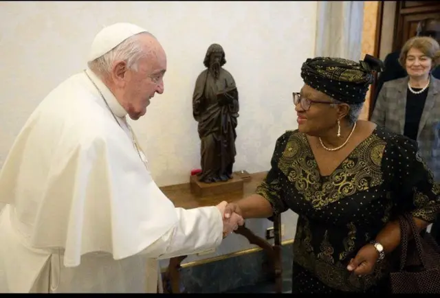 Popu Francis na Ngozi Okonjo-Iweala