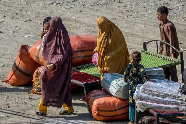 د پاکستان حکومت له لوري د ناقانونه کډوالو ايستلو له اعلان وروسته د داسې کورنيو ستونزې لا ډېرې شوې چې مېرمن او مېړه کې يوه د پاکستان تابعيت درلود. ارشیف تصویر