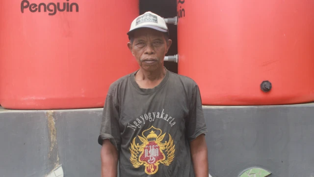 Antonius Sunarno, warga Desa Bandungan, yang terletak di sisi tenggara lereng Gunung Merapi di Klaten, Jawa Tengah,