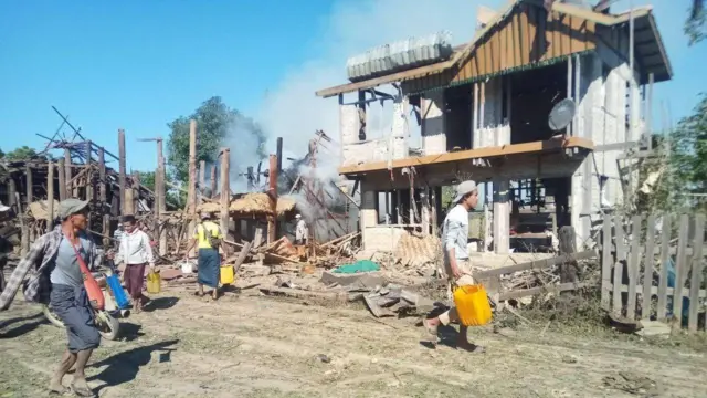 လေကြောင်းတိုက်ခိုက်ခံထားရတဲ့ ထီးချိုင့်မြို့မြင်ကွင်း