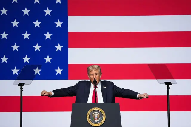 O presidente dos EUA, Donald Trump, discursa para oficiais militares de alto escalão reunidos na Base do Corpo de Fuzileiros Navais de Quantico, na Virgínia, em 30 de setembro de 2025