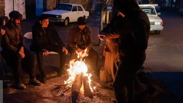 جمعی از مردم گرد آتش