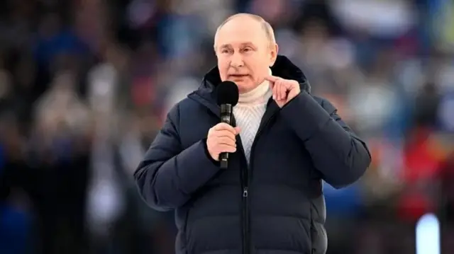 Путин бардык күчүн салып, Батыштын санкциялары коркунучтуу эмес дегендей түр көрсөтүүдө