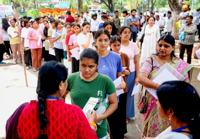 3 मे रोजी भोपाळ येथील परीक्षा केंद्रावर NEET UG 2026 परीक्षेसाठी प्रवेश करण्यापूर्वी सुरक्षा कर्मचारी परीक्षार्थींच्या प्रवेशपत्रांची तपासणी करत आहेत.