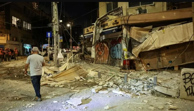 গাজা থেকে তেল আবিবসহ ইসরায়েলের বিভিন্ন শহরে হাজার হাজার রকেট ছোড়া হয়েছে।