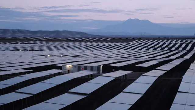 Paneles solares de la planta solar El Rubí, en el sur de Perú. 