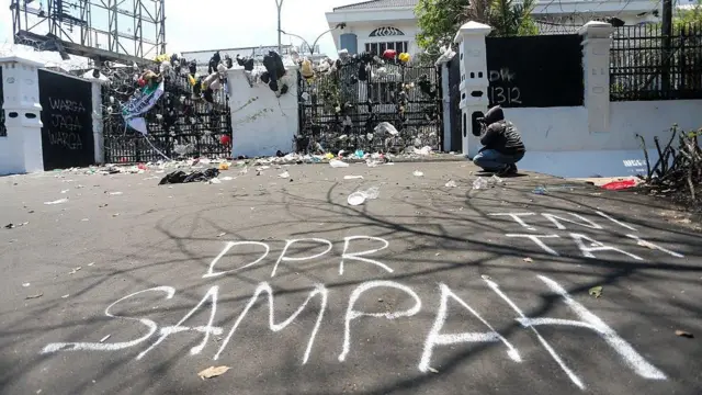 Jurnalis mengambil foto usai demonstrasi dengan membuang sampah di depan Gedung Dewan Perwakilan Rakyat Daerah (DPRD) Jawa Barat, Indonesia, pada 4 September 2025.