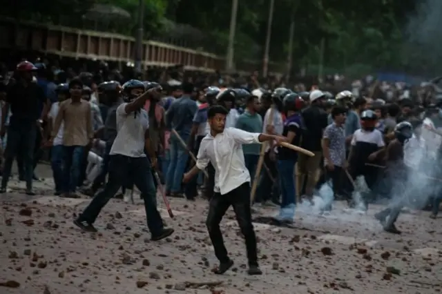 কোটা সংস্কার আন্দোলনকারীদর ওপর হামলার বিষয়টি নিয়ে ব্যাপক সমালোচনা হচ্ছে।