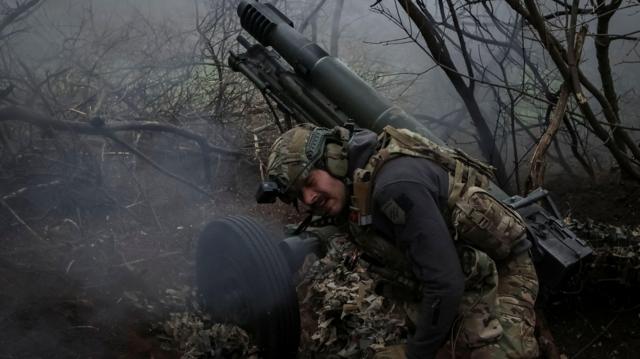 Спецназ "Азов" Нацгвардии Украины стреляет из гаубицы в сторону российских войск в Донецкой области 5 апреля 2024 года
