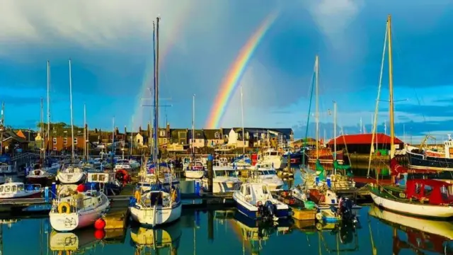 আরব্রোথ হারবারে জোড়া রংধনুর ছবিটি তুলেচেন মার্ক ডোনাল্ড