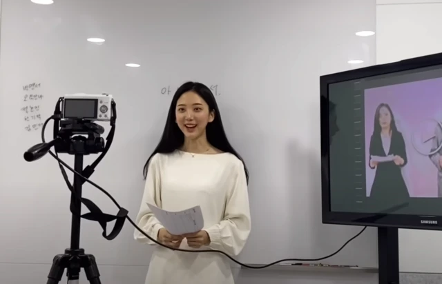 고 오요안나 기상캐스터가 카메라를 바라보며 방송을 준비하고 있다.