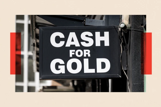One black sign show di words "cash for gold" for di Hatton Garden area of London.