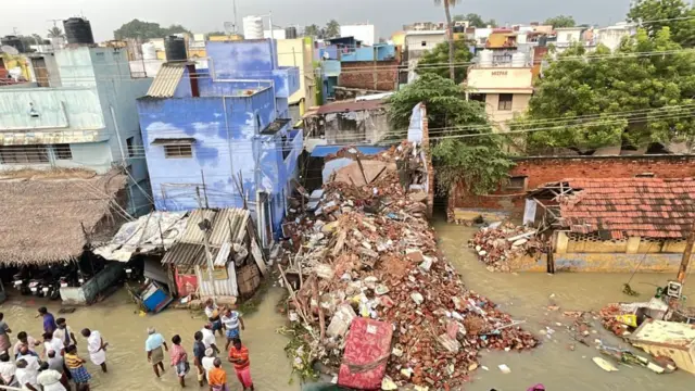 வாகனத்தில் பிறந்த குழந்தை 