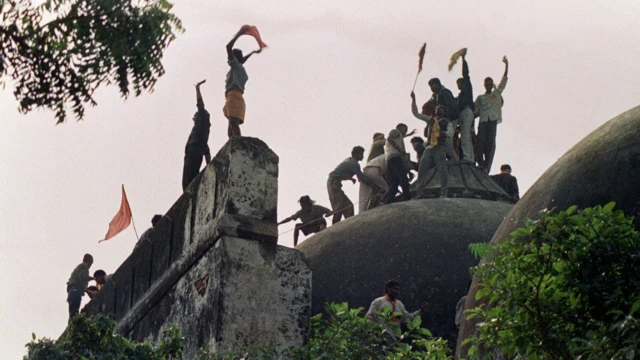 ਸਾਲ 1992 'ਚ ਬਾਬਰੀ ਮਸਜਿਦ ਨੂੰ ਢਾਹੁਣ ਤੋਂ ਬਾਅਦ ਆਰਐੱਸਐੱਸ 'ਤੇ ਤੀਜੀ ਵਾਰ ਪਾਬੰਦੀ ਦਾ ਐਲਾਨ ਕੀਤਾ ਗਿਆ।